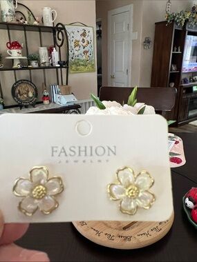 New Jewelry White/Gold Floral Stud Earrings